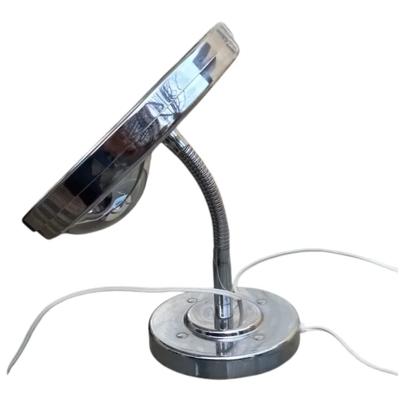 Magnified 9" Mirror w/ Light - Picture 2 of 7